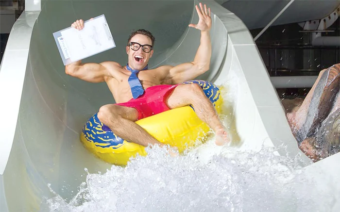 După ce-şi face de cap în toboganul cu apă, Tommy Lynch îi face evaluarea