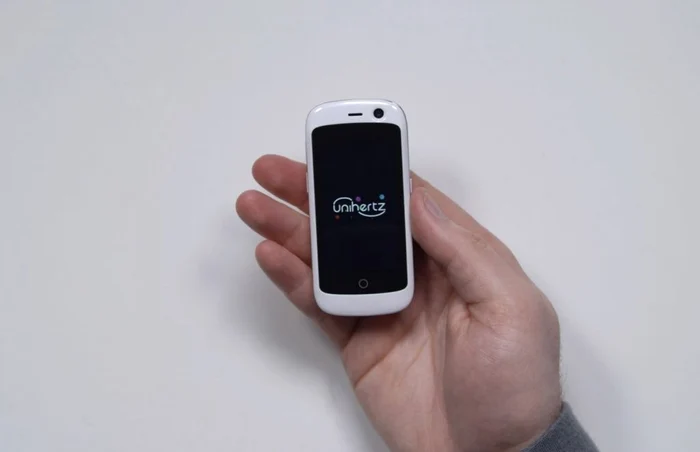 Telefon cu Android şi 4G.