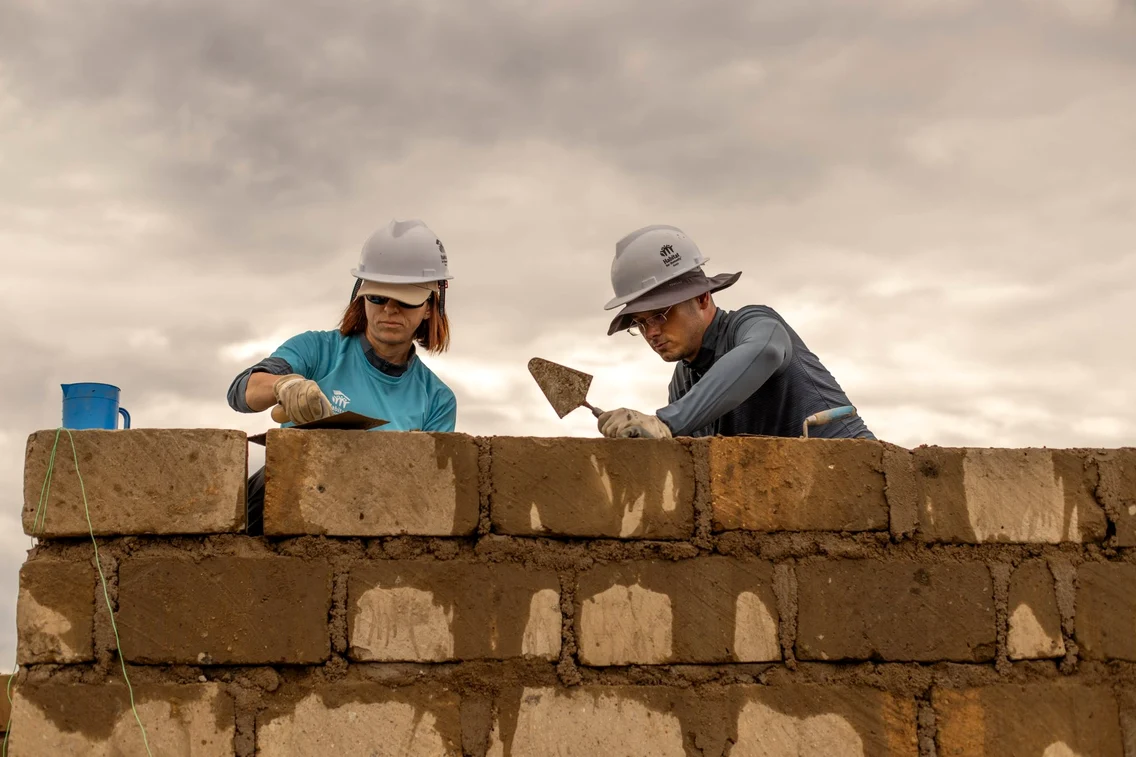 Ana și Victor, implicați în misiuni umanitare FOTO: Habitat for Humanity România 