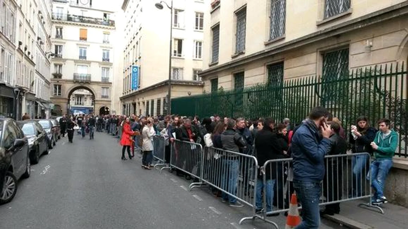 Mii de români din Paris au stat, în 2 noiembrie, la cozi infernale pentru a vota