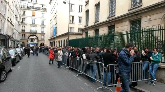 
    Mii de români din Paris au stat, în 2 noiembrie, la cozi infernale pentru a vota  