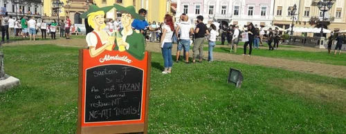 Patronii de restaurante şi ospătarii protestează împotriva deciziilor luate de Guvern FOTO Both