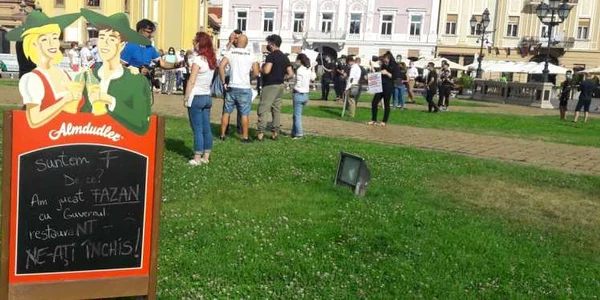 Patronii de restaurante şi ospătarii protestează împotriva deciziilor luate de Guvern FOTO Both