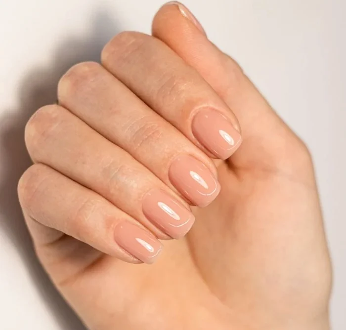 Carolina Herrera ne recomandă oja nude