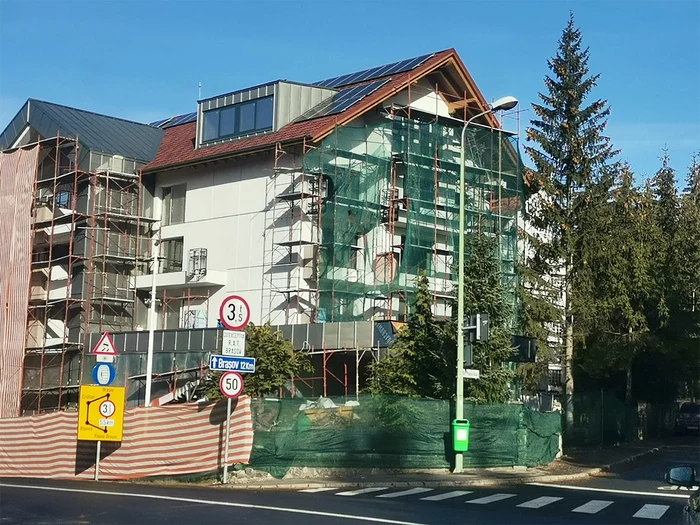 Decembrie 2022. Hotelul are trei etaje şi schele în exterior. Foto: Blitz