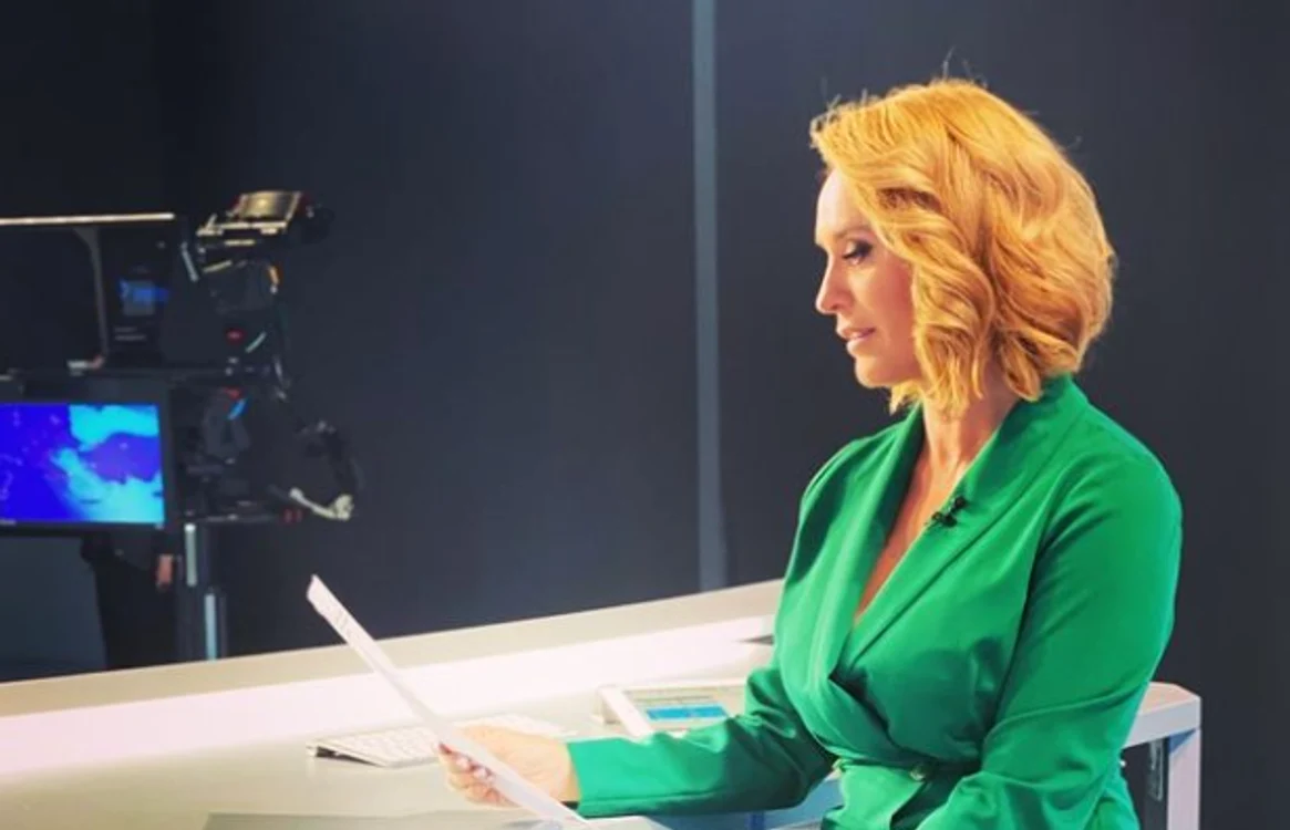 
    Vineri seară, telespectatorii au văzut-o pe Andreea Esca îmbrăcată în ceea ce părea a fi un sacou verde smaraldfoto: arhiva personală/Instagram  