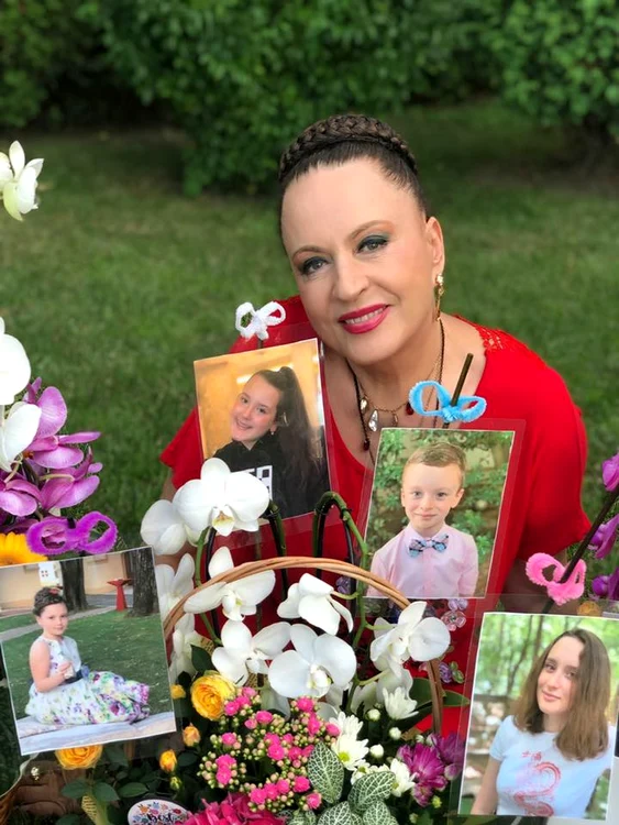 Maria Dragomiroiu și pozele celor patru nepoței