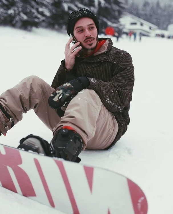 
    Radu este instructor de snowboardfoto: Instagram  