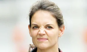 Nu degeaba sunt mamă  şi fiică  Katie Holmes  şi Suri Cruise seamănă  din ce în ce mai mult,  mai ales la  strâmbături jpeg