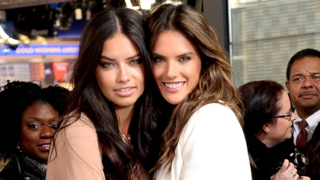 
    Adriana Lima (stânga) şi Alessandra Ambrosio  