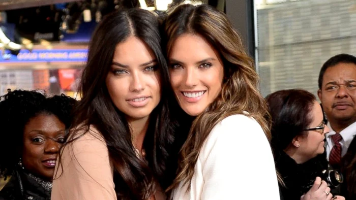 Adriana Lima (stânga) şi Alessandra Ambrosio