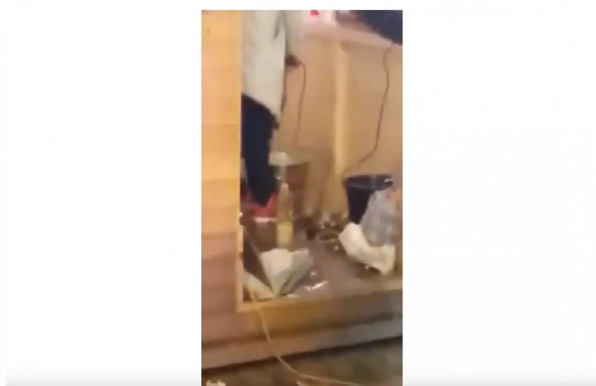 Aluatul este amestecat cu bormaşina, într-o găleată. FOTO: Captură Video