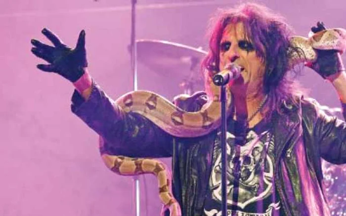 Şarpele boa este nelipsit din show-urile rockerului