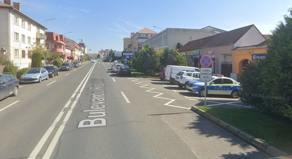 Șofer amendat pentru viraj pe linie discontinuă, în fața Poliției. „Doar polițiștii pot face asta“ 