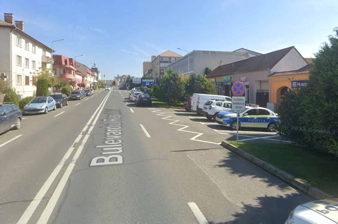 Zona din centrul Blajului unde linia discontinuă este rezervată polițiștilor FOTO Google Maps