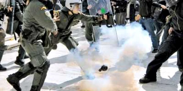 Atena: poliţia a folosit gaze lacrimogene împotriva protestatarilor