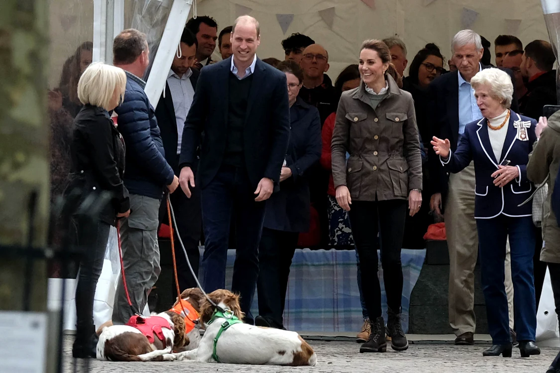 
    Kate Middleton s-a distrat de minune acceptând provocarea unui fermier de a tunde o oaie Foto Gettyimages   
