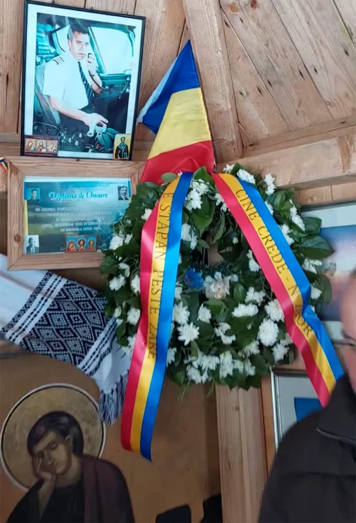 Coroana dusă de familie la locul accidentului