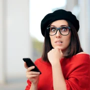 femeie surprinsa telefon ochelari foto shutterstock