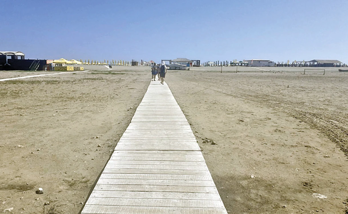 Turiştii care au copii sau cei mai vârstnici suferă pe trepte, mai ales dacă e şi foarte caldFoto: Andreea Dancu