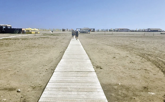 
    Turiştii care au copii sau cei mai vârstnici suferă pe trepte, mai ales dacă e şi foarte caldFoto: Andreea Dancu  