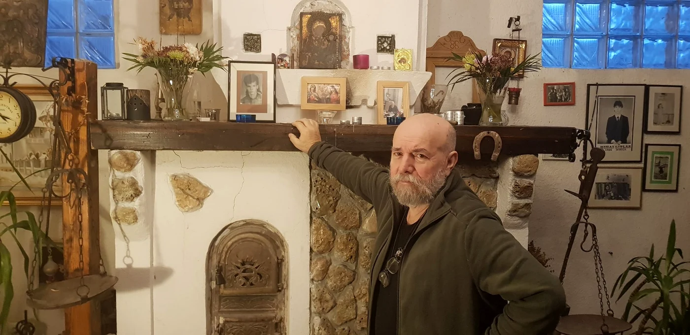 Ion Gîtlan, tatăl lui Mihai, păstrează cu sfințenie în casa familiei, ca într-un mic altar, fotografia fiului ucis la RevoluțieFoto: Gabriel Peneș