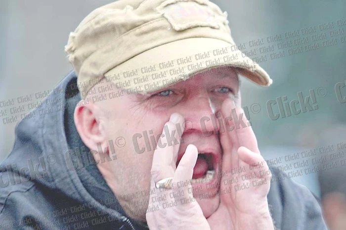 Maşinile stau în târg aliniate, nimeni nu mai vrea să le cumpere (Fotografii: Sever Gheorghe)