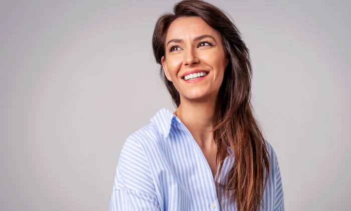 femeie fericită  foto   Shutterstock jpg