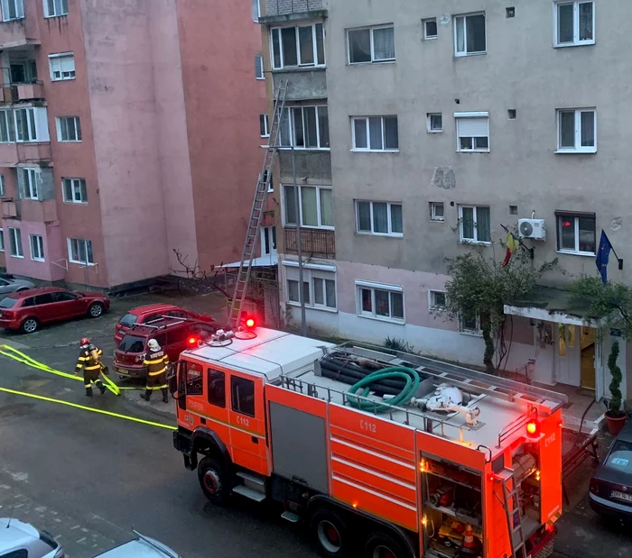 Incendiu în bucătărie după ce un bărbat a turnat apă peste ulei încins. FOTO: ISU Bihor