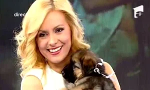 Simona Gherghe a fost cucerită de puiul de câine (captură Antena 1) jpeg