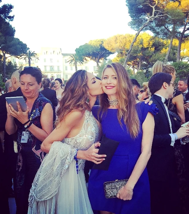 Mădălina Ghenea, alături de prietena ei, stilistul Valentina Michetti