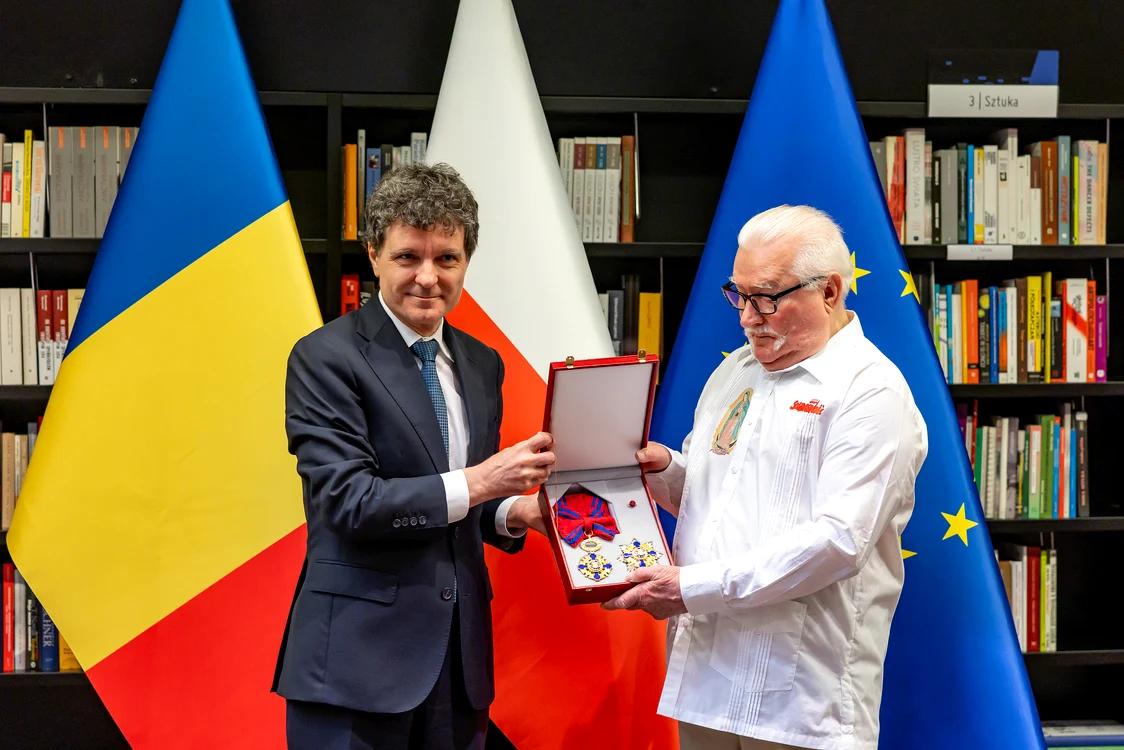 „Steaua României” i-a fost înmânată fostului președinte polonez. FOTO Administrația Prezidențială