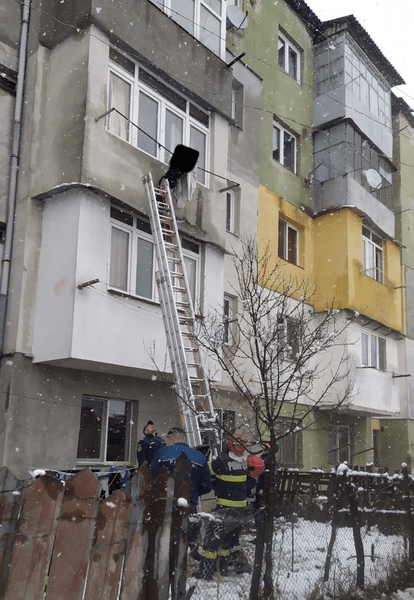 Ca să scape de furia soțului, o tânără a evadat prin balcon. Captivă între sârmele de rufe ale vecinilor