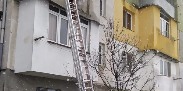 Captivă între sârmele de rufe de pe balconul vecinilor de la etajul doi în Avrig Foto ISU Sibiu