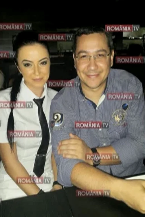 
    Premierul a revenit ieri în România, cu o cursă low-cost, după câteva zile de distracţie în Emiratele Arabe. Victor Ponta s-a pozat cu o româncă într-un restaurant din DubaiFoto: România TV  