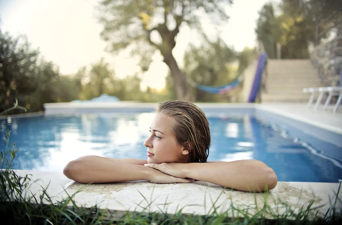 Femeie în piscină / foto: Pixabay 