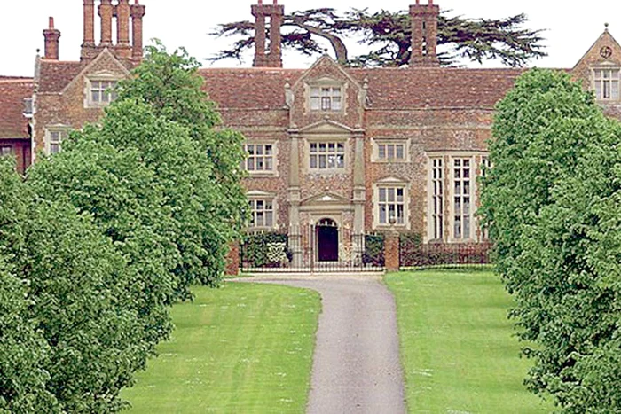 Flăcările au făcut  mari distrugeri la  conacul din Suffolk (Fotografii: Guliver/SplashnewsRex Features)