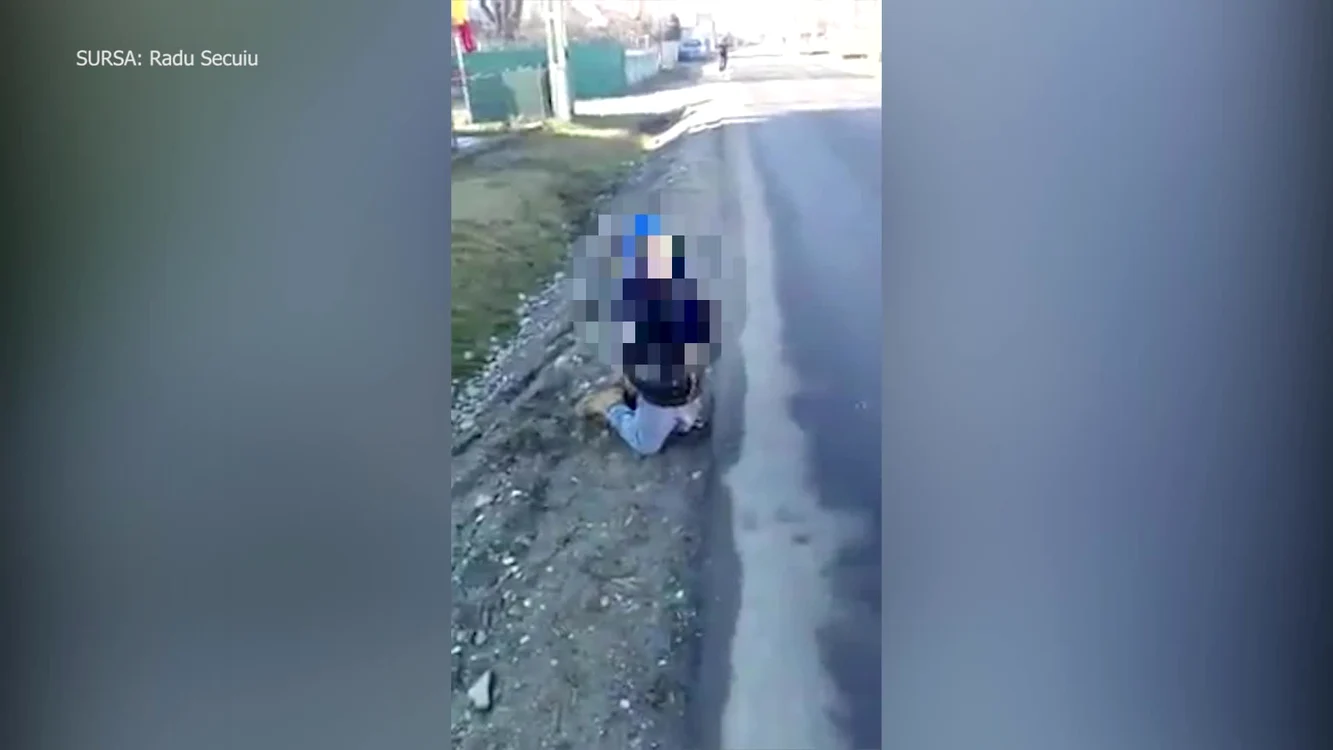 Copilul este obligat să se roage în genunchi, la marginea drumului FOTO: Radu Secuiu/Facebook