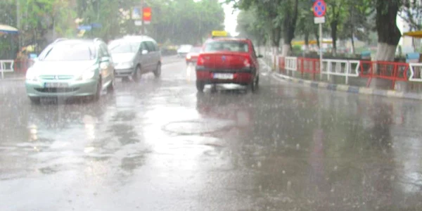 Până miercuri nu scăpăm de ploi