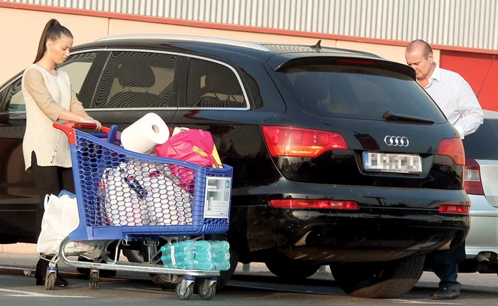 
    Mădălina Apostol a cărat singură coşulFoto: Mihai Ionescu  