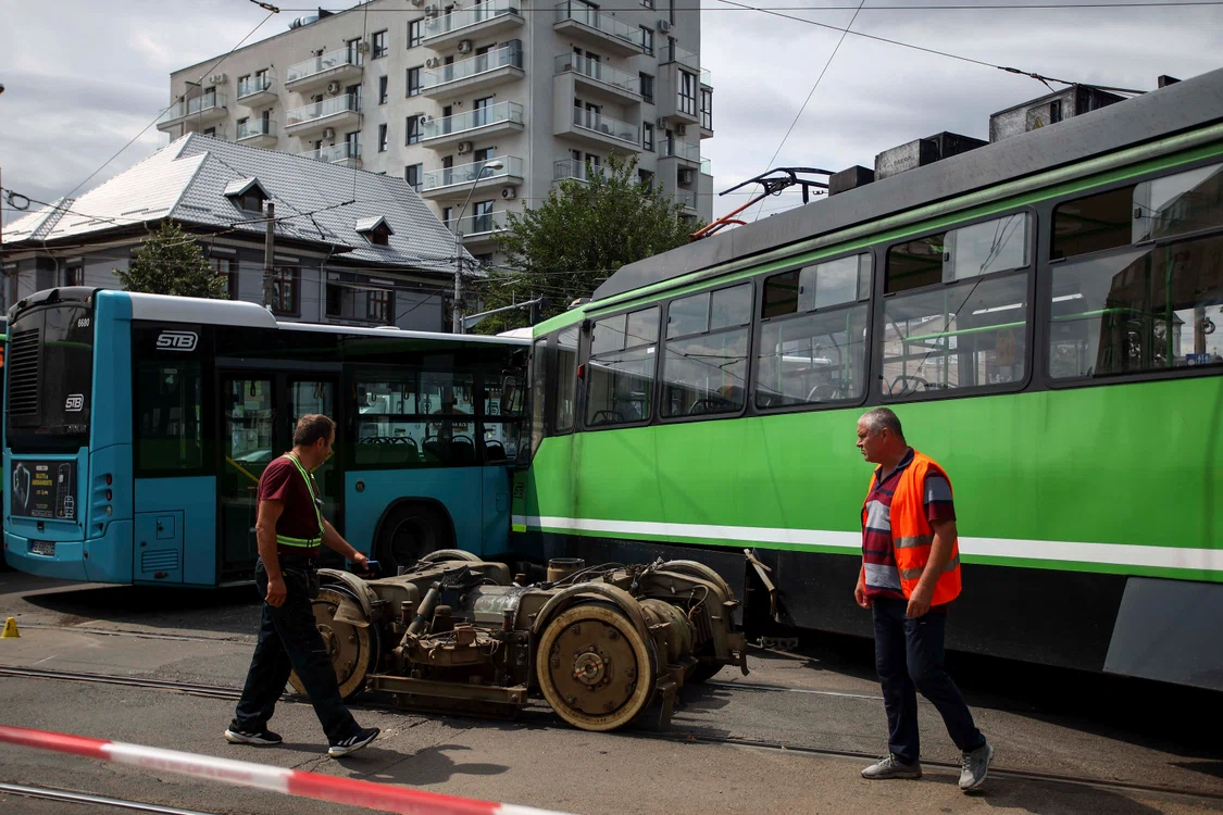 Accident între un tramvai și un autobuz STB. FOTO: Inquam Photos