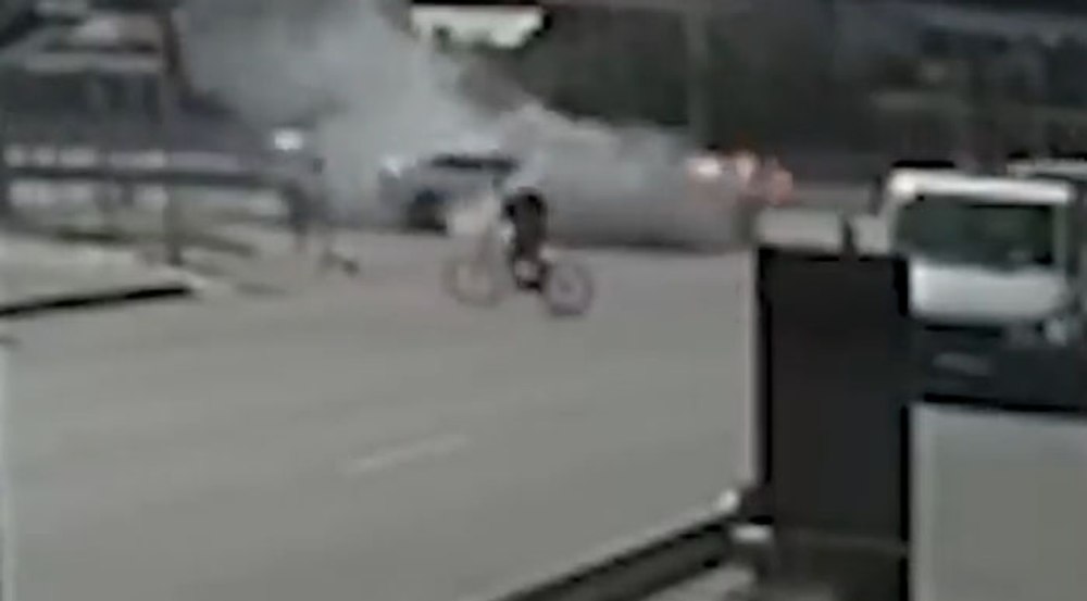 Momentul când bucăți dintr-o rachetă cad pe o șosea aglomerată din Kiev VIDEO
