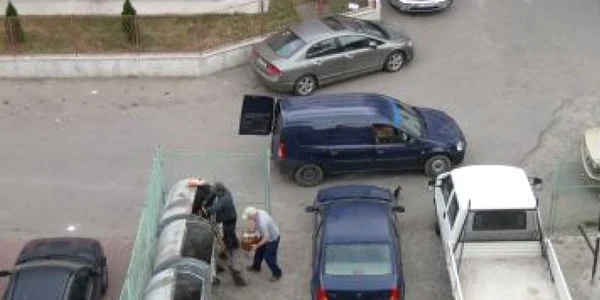 Botoşani: Loc de parcare: ghena de gunoi