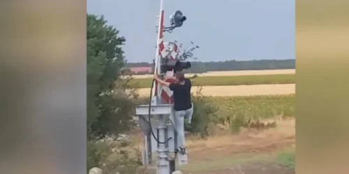 Un mecanic de tren a deblocat manual bariera la trecerea de cale ferată. FOTO: Captură video Digi24