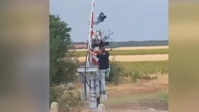 Un mecanic de tren a deblocat manual bariera la trecerea de cale ferată. FOTO: Captură video Digi24