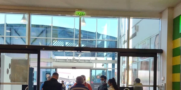 Migranţii nu sunt lăsaţi să intre în Auchan