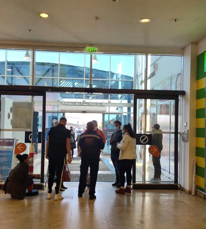 Migranţii nu sunt lăsaţi să intre în Auchan fără Certificat verde FOTO Logs