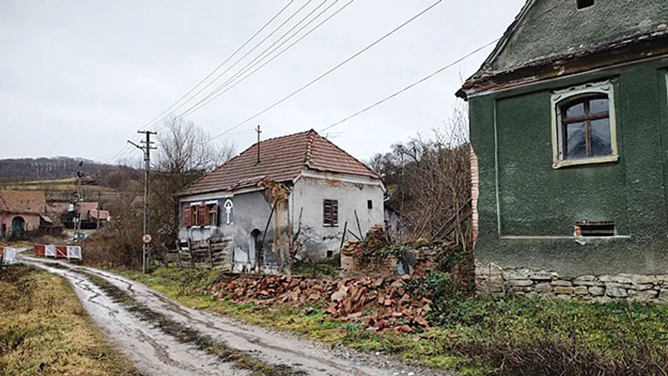 O uliţă şerpuieşte  printre casele  care stau să cadă. Foto: adevarul.ro