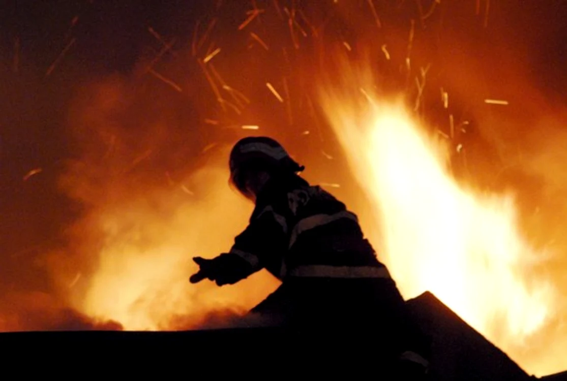 
    Pompierii au stins incendiul în circa două ore  
