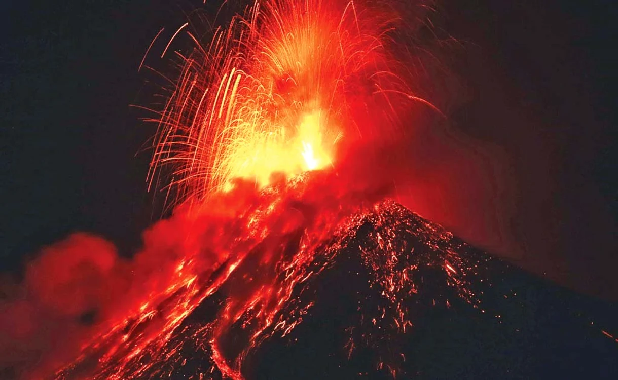 
    Vulcanul Takawangha  a erupt zilele trecute  pe o fază de creştere  a astrului nopţii   